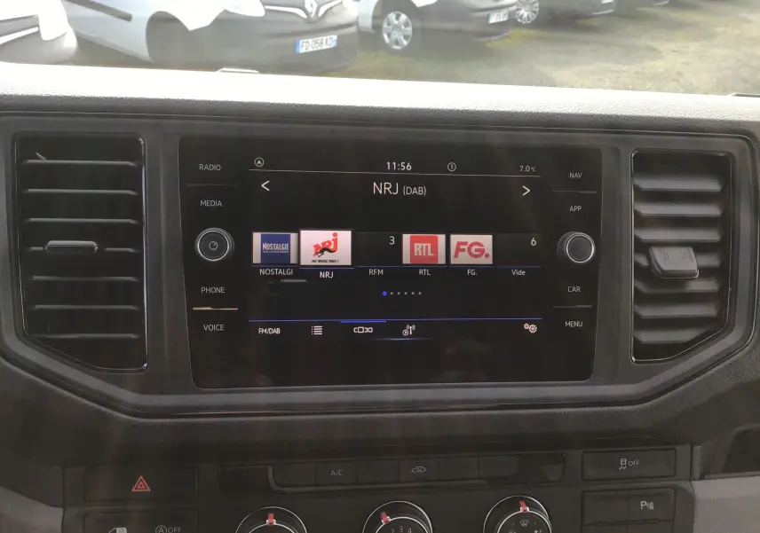 Vue rapprochée de l’écran multimédia et des commandes centrales du Volkswagen Crafter Fourgon blanc 2024.