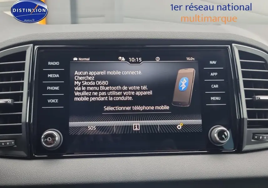 Vue rapprochée de l’écran tactile central du Skoda Karoq noir 2025 affichant le menu Bluetooth et les commandes latérales.
