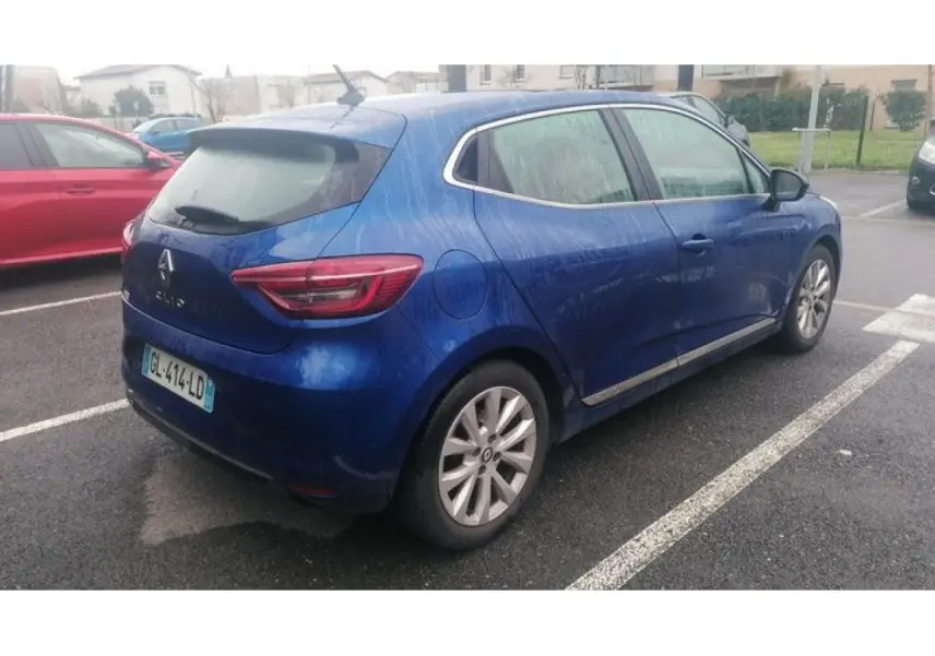 Renault Clio 1.0 Tce Intens bleu Iron vue 3/4 arrière droit, jantes alliage et feux arrière distinctifs.