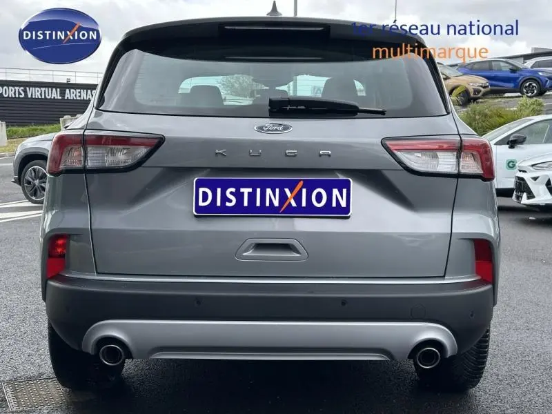 Vue arrière du Ford Kuga 1.5 EcoBoost 2024 en gris Solar métallisé avec double sortie d’échappement et feux LED.