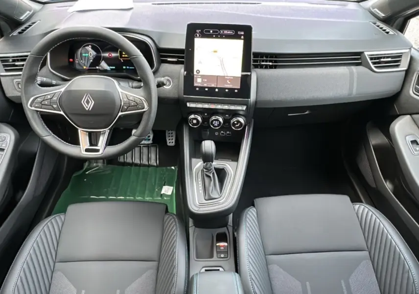 Vue intérieure avant de la Renault Clio V E-Tech 145 Esprit Alpine Bose avec sièges noirs et écran tactile central allumé.