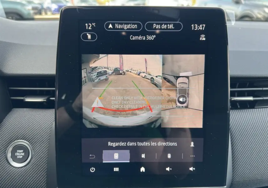 Écran central montrant la caméra 360° d'une Renault Clio gris rafale, avec vue arrière et vue aérienne du véhicule.