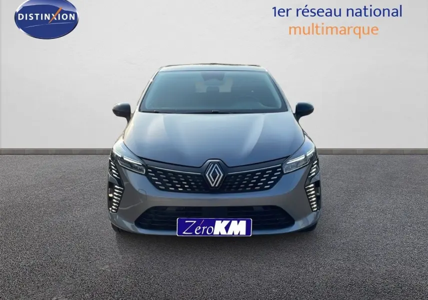 Vue avant d'une Renault Clio 2025 gris schiste métal avec calandre moderne et feux LED allumés.