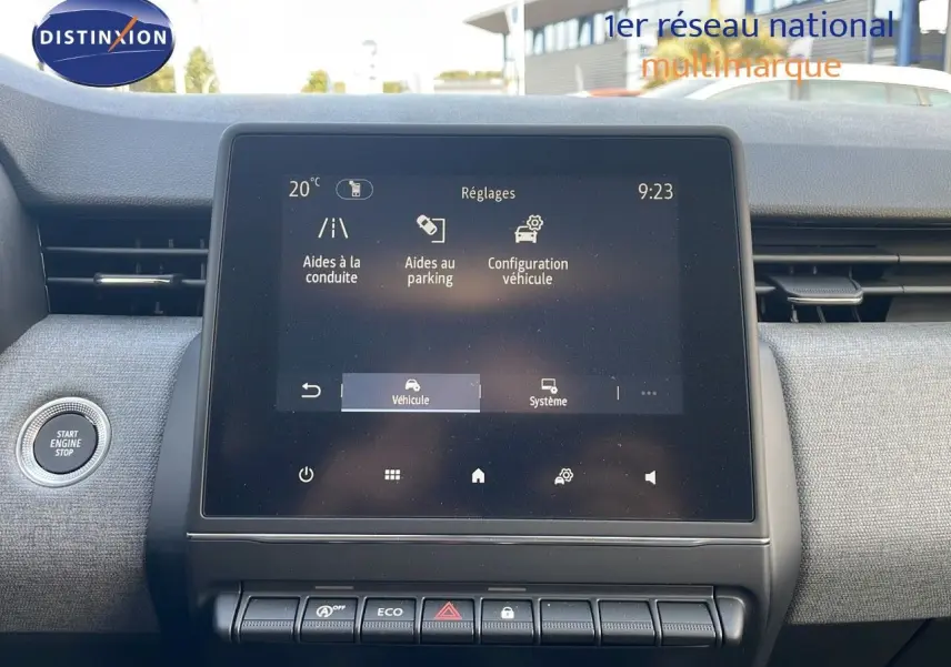 Vue intérieure centrée sur l'écran tactile du tableau de bord d'une Renault Clio gris schiste, affichant les réglages du véhicule.
