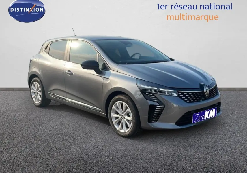 Renault Clio 2025 gris schiste métal vue 3/4 avant droit avec calandre moderne et feux LED distinctifs.