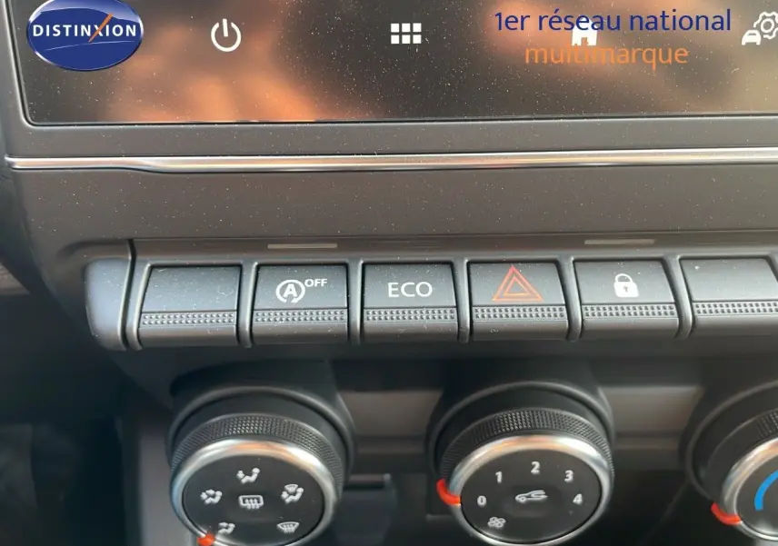 Gros plan sur la console centrale de la Renault Clio gris schiste, montrant les boutons de contrôle climatisation et mode ECO.