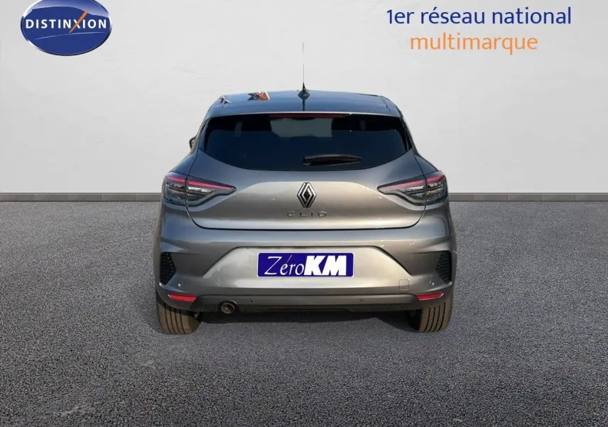 Vue arrière d'une Renault Clio gris schiste métal 2025, avec feux LED et logo Renault bien visibles.