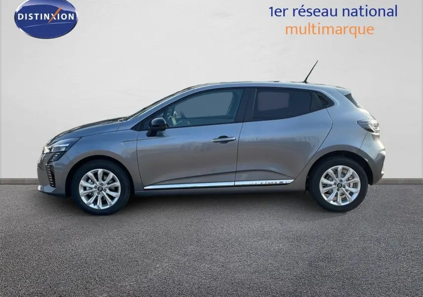 Profil droit d'une Renault Clio 2025 gris schiste métal, avec jantes alliage et détails chromés sur les bas de porte.