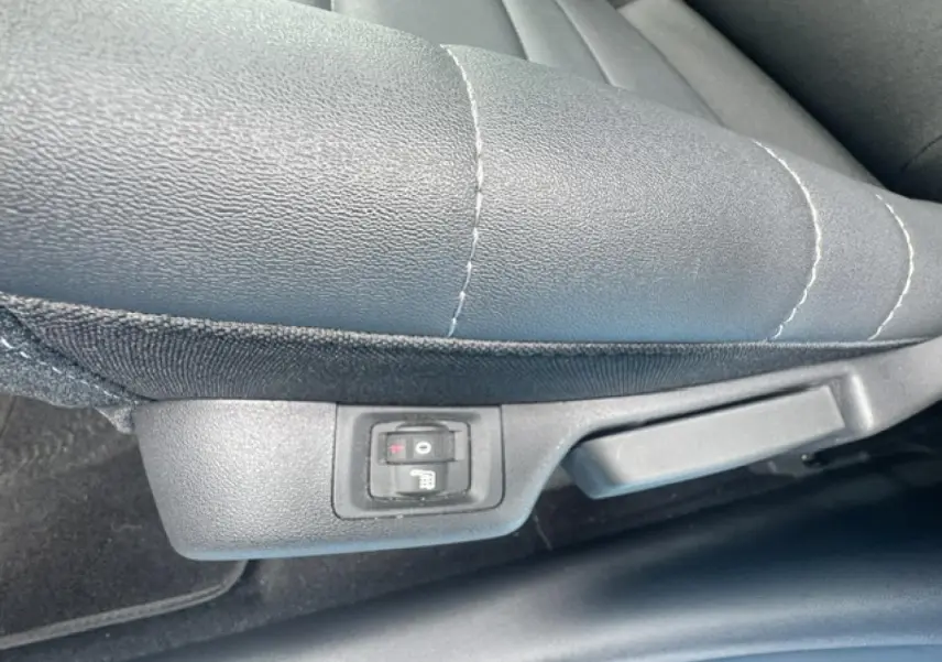 Détail du siège avant en cuir gris avec commande de chauffage intégrée, Citroën C3 Aircross 2024.