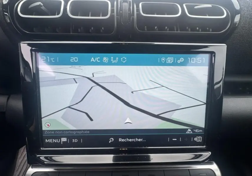 Écran tactile central avec navigation GPS et commandes climatisation, intérieur noir du Citroën C3 Aircross 2024.