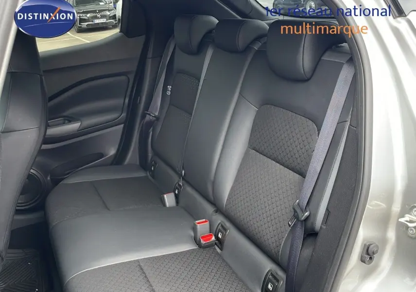 Vue intérieure des sièges arrière en cuir gris foncé du Nissan Juke Hybrid 2023, avec portières ouvertes côté droit.