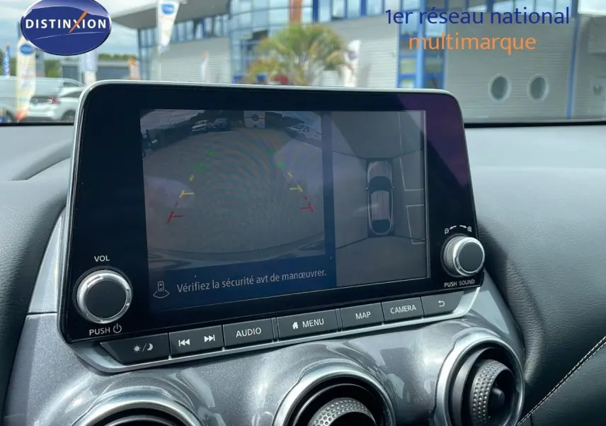 Écran central affichant la caméra de recul et vue à 360° dans l'habitacle gris perle métal du Nissan Juke Hybrid 2023.