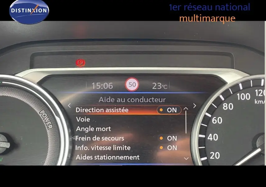 Tableau de bord numérique du Nissan Juke Hybrid 2023 montrant les aides à la conduite activées à 15h06.
