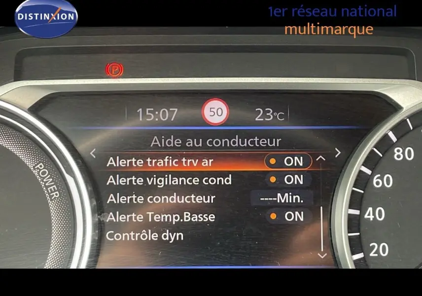 Tableau de bord numérique du Nissan Juke Hybrid 2023 affichant les aides au conducteur et la vitesse limitée à 50 km/h.