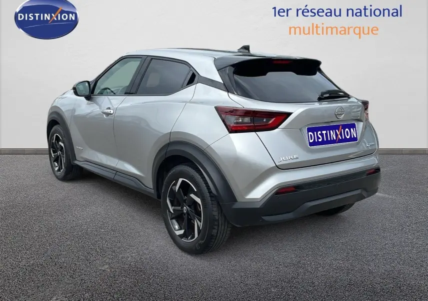 Vue 3/4 arrière droite du Nissan Juke Hybrid 143ch Business gris perle métallisé avec jantes noires bicolores.