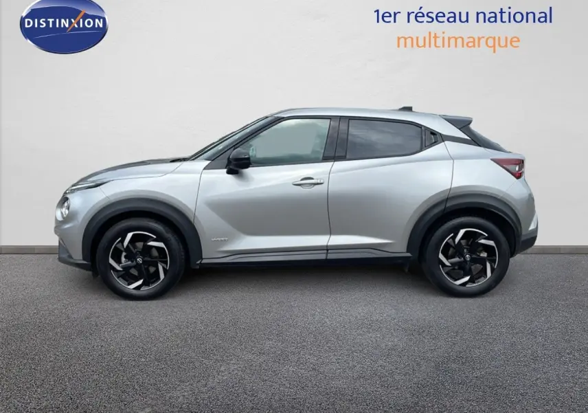 Profil côté gauche du Nissan Juke Hybrid 143ch Business gris perle métallisé avec jantes noires et toit contrasté noir.