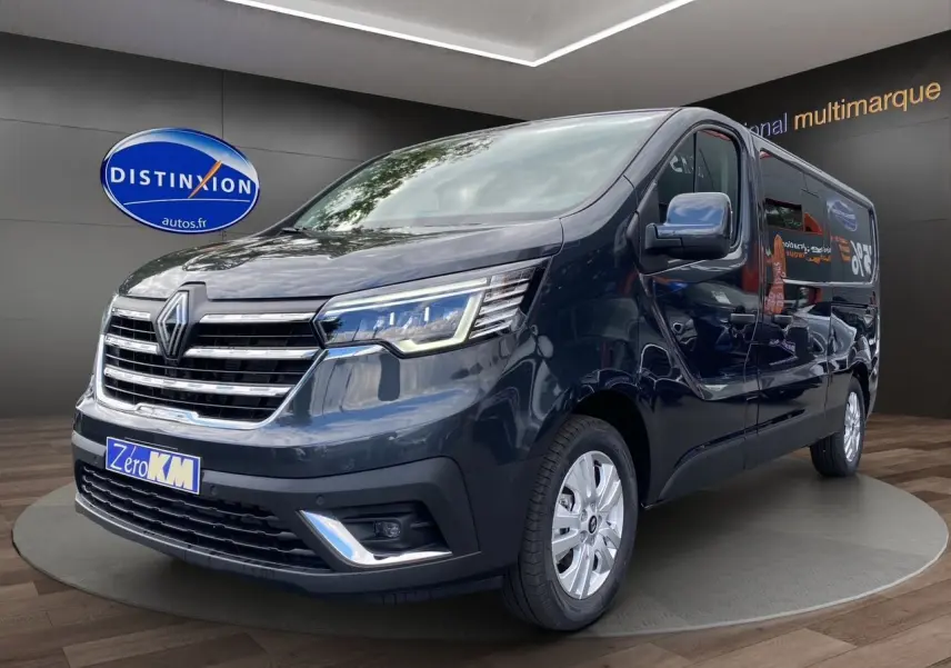 Renault Trafic cabine approfondie gris comète en 3/4 avant droit, avec phares LED et jantes aluminium 17 pouces.