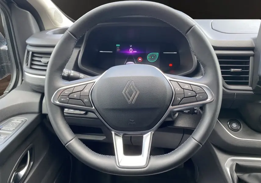 Vue centrée sur le volant noir et le tableau de bord numérique du Renault Trafic cabine approfondie 2025.