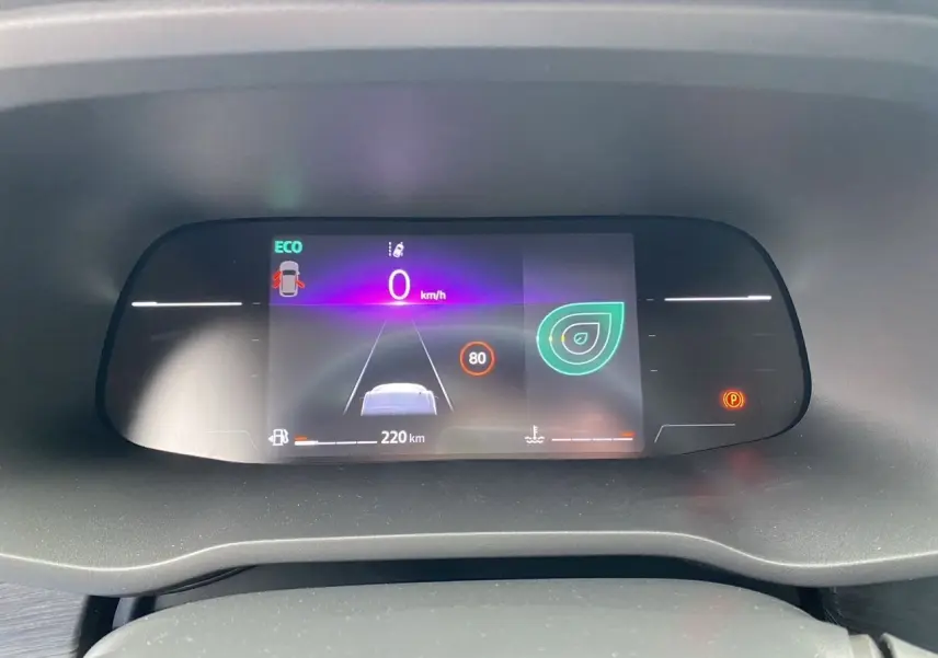 Combiné d'instruments numérique du Renault Trafic L2H1 2025 affichant la vitesse à 0 km/h et indicateurs éco et sécurité.