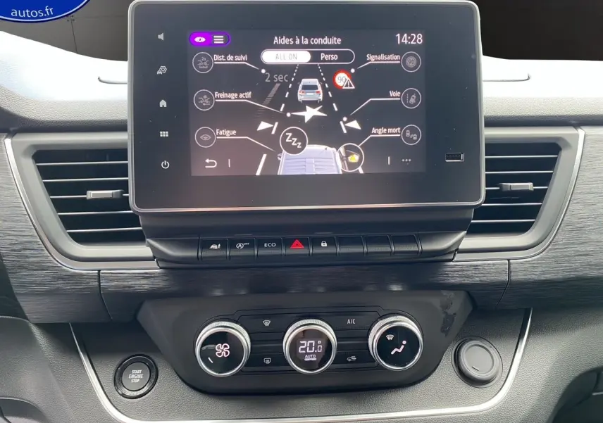 Écran tactile du système d'aide à la conduite dans l'habitacle noir du Renault Trafic gris comète, vue frontale du tableau de bord.