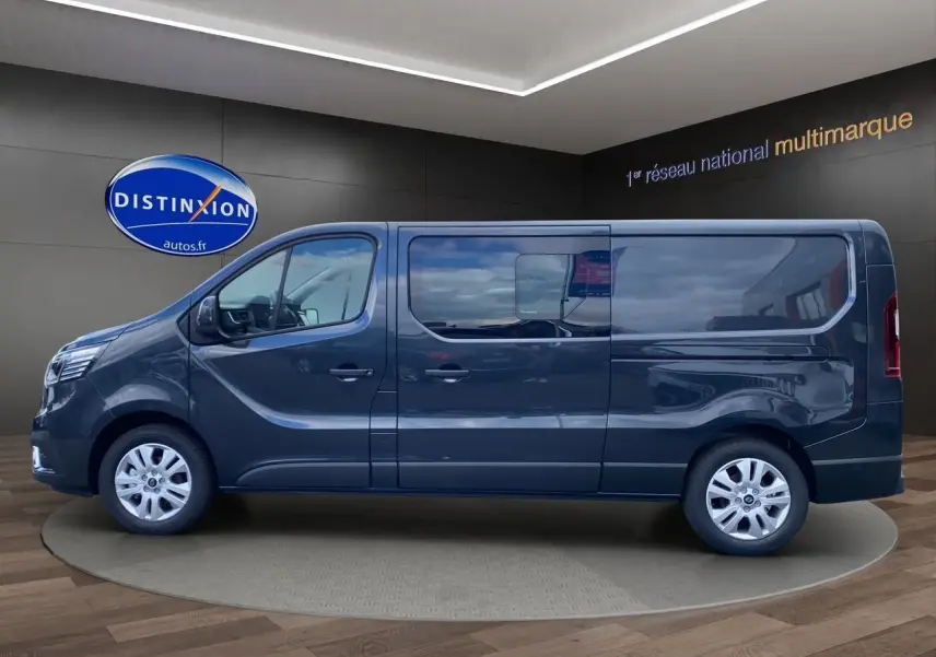 Renault Trafic Cabine Approfondie gris comète vu de profil côté gauche, porte latérale coulissante avec vitre ouvrante.