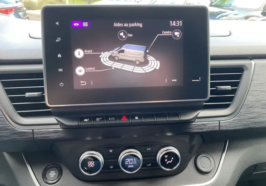 Écran tactile du système multimédia avec aide au parking sur tableau de bord noir du Renault Trafic gris comète.