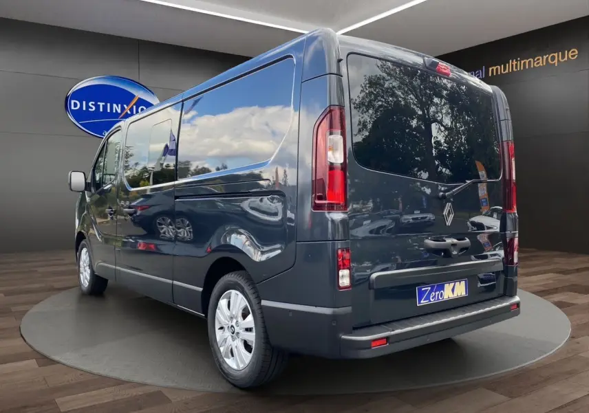 Renault Trafic cabine approfondie gris comète vu en 3/4 arrière droit avec hayon vitré et jantes alu 17 pouces