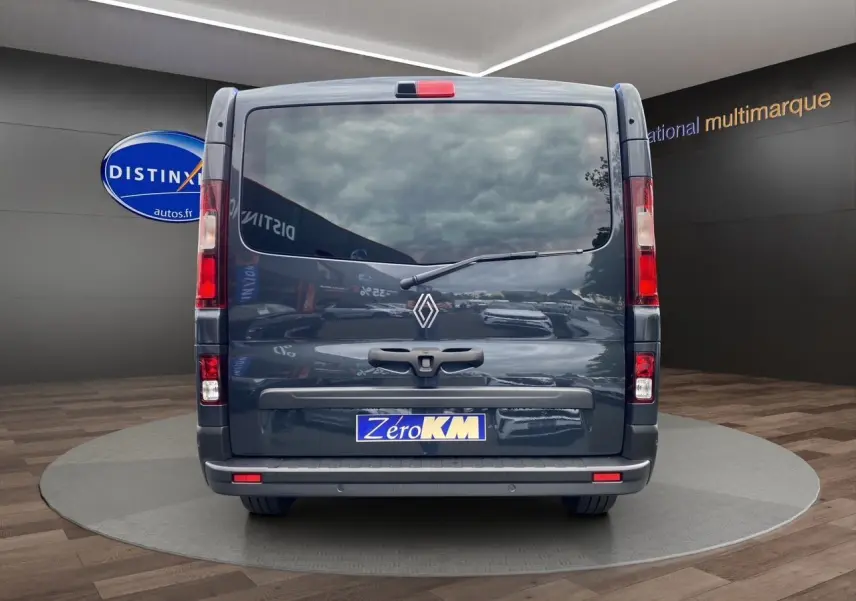 Vue arrière du Renault Trafic Cabine Approfondie gris comète avec hayon vitré et logo Renault visible.