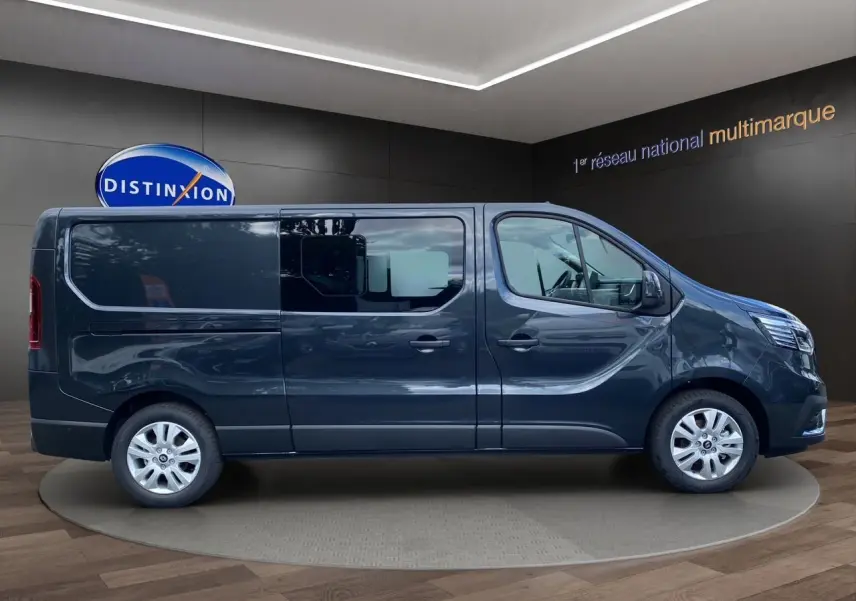 Profil côté droit du Renault Trafic Cabine Approfondie gris comète, avec portes latérales vitrées et jantes aluminium 17 pouces.