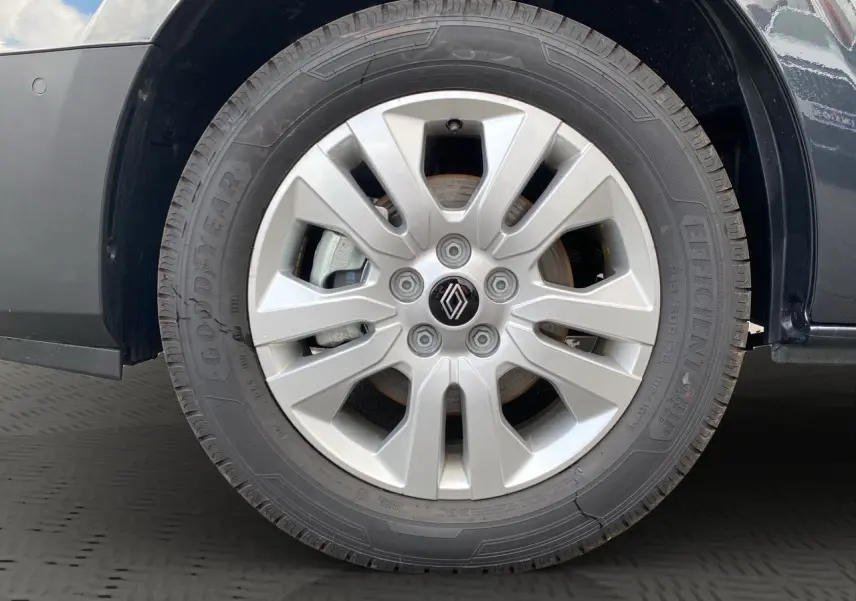 Gros plan sur la roue avant droite gris comète du Renault Trafic Cabine Approfondie avec jante aluminium 17 pouces.