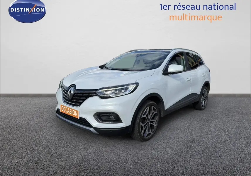 Renault Kadjar blanc nacré métal en 3/4 avant droit, avec jantes alliage et calandre noire brillante.