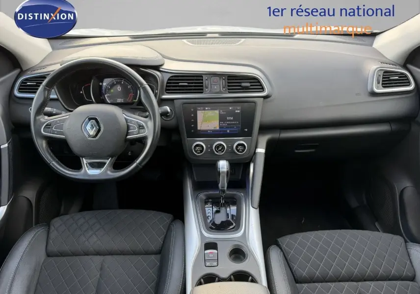 Vue intérieure avant du Renault Kadjar 2019, tableau de bord noir avec volant multifonction et console centrale argentée.