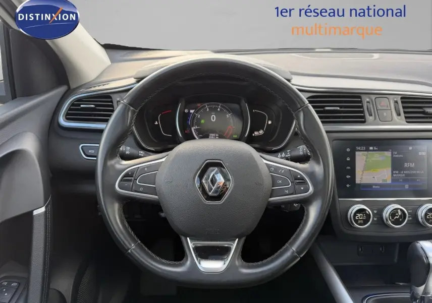 Vue intérieure centrée sur le volant noir du Renault Kadjar 2019, avec tableau de bord digital et écran tactile visible.