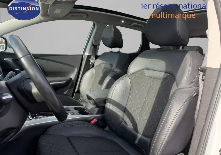 Vue intérieure côté conducteur du Renault Kadjar 1.3 TCE 140 Zen 2019, sièges cuir noir avec toit ouvrant panoramique.