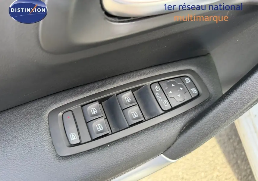 Gros plan sur les commandes des vitres électriques côté gauche d’un Renault Kadjar blanc nacré de 2019.