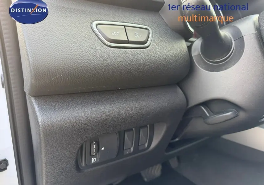 Vue intérieure côté gauche du tableau de bord du Renault Kadjar blanc nacré, avec boutons de commande ECO et réglage des phares.