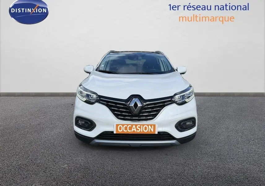 Vue avant d'un Renault Kadjar blanc nacré avec calandre noire et plaque "OCCASION" orange visible.