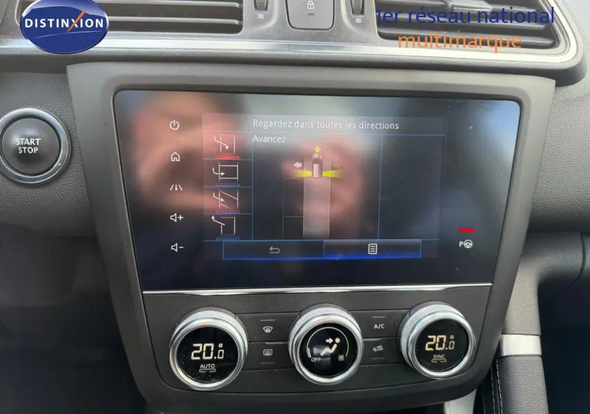 Vue rapprochée de la console centrale du Renault Kadjar 2019, avec écran tactile et commandes de climatisation digitales.