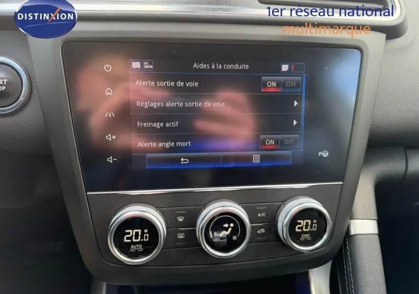 Écran tactile central et commandes de climatisation du Renault Kadjar blanc nacré, vue intérieure du tableau de bord.