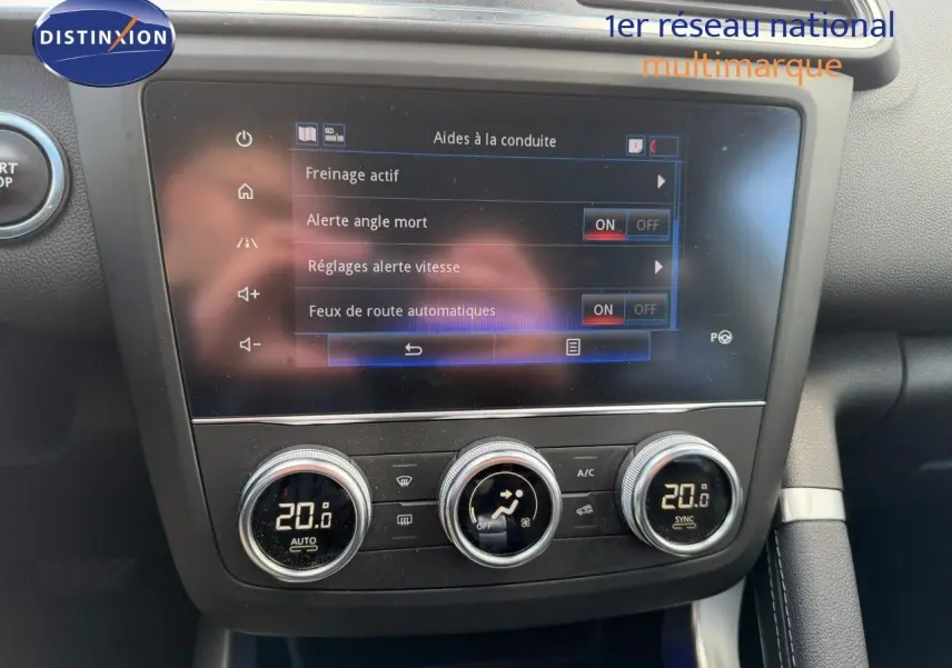 Vue intérieure du tableau de bord du Renault Kadjar 2019, écran tactile affichant les aides à la conduite et commandes de climatisation.