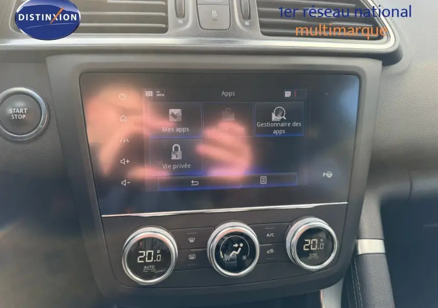 Vue rapprochée de la console centrale du Renault Kadjar 2019, écran tactile et commandes de climatisation digitales.