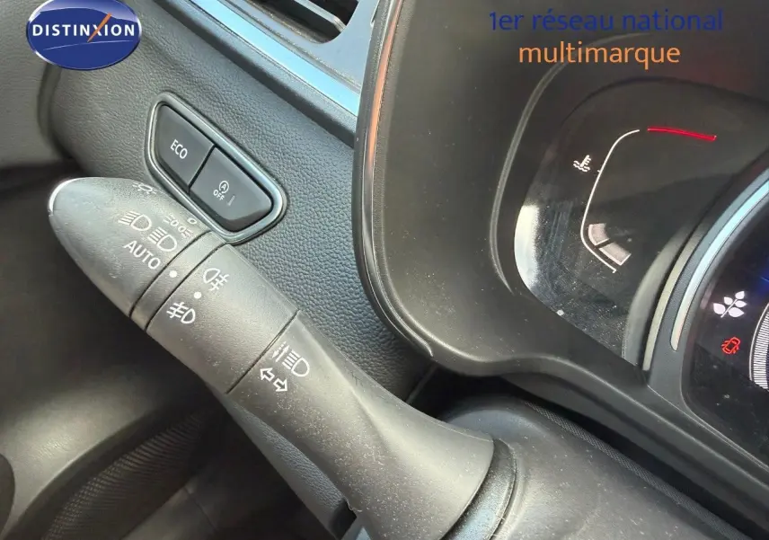 Gros plan sur la commande des phares et le bouton ECO à gauche du tableau de bord du Renault Kadjar blanc nacré.