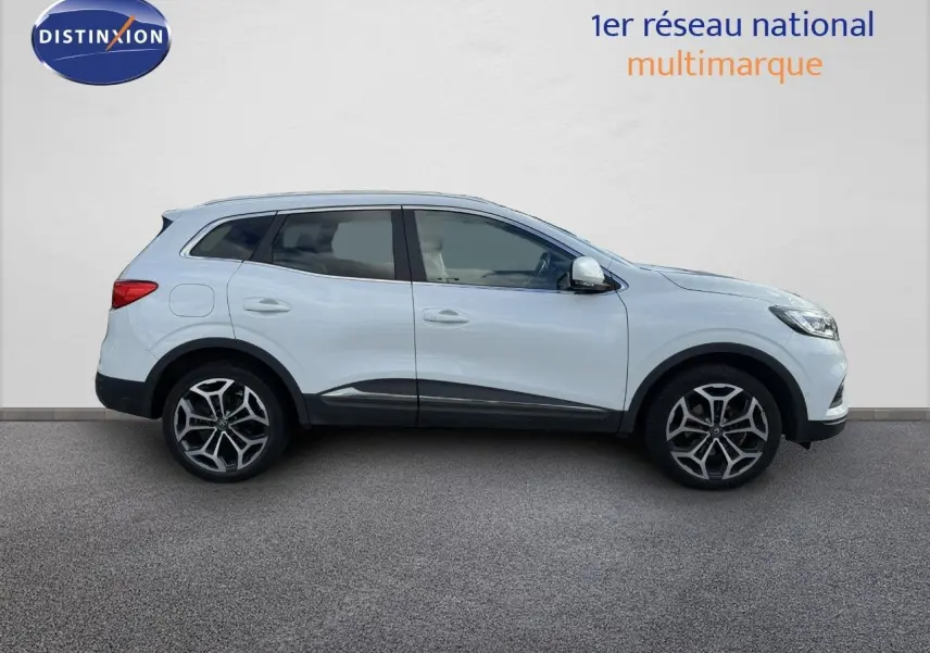 Profil droit du Renault Kadjar blanc nacré 2019 avec jantes alliage et détails noirs contrastants.