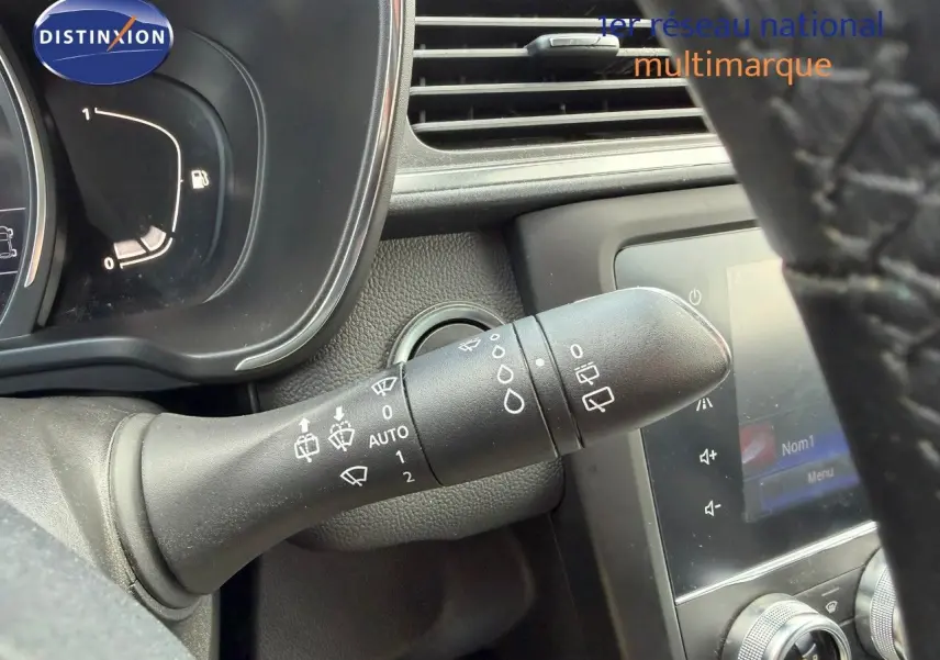 Gros plan sur la commande d’essuie-glace côté gauche du tableau de bord d’un Renault Kadjar blanc nacré, intérieur noir.
