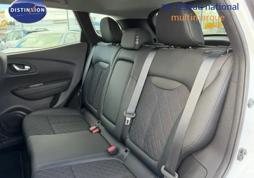 Vue intérieure côté droit des sièges arrière en tissu noir avec motifs losanges du Renault Kadjar blanc nacré 2019.