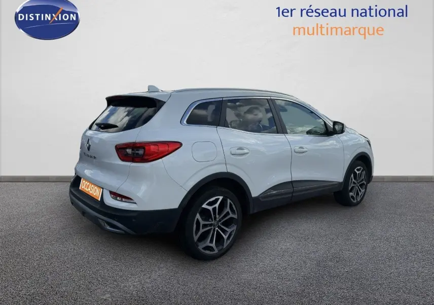 Renault Kadjar blanc nacré métal vu en 3/4 arrière droit, avec jantes alliage et feux arrière LED distinctifs.