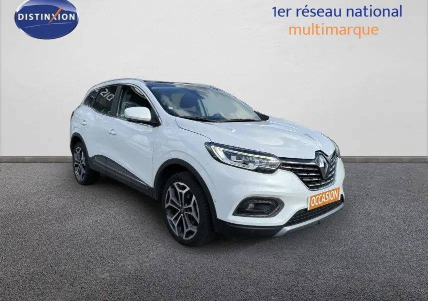 Renault Kadjar blanc nacré 3/4 avant droit, SUV compact avec jantes alliage et calandre noire distinctive.