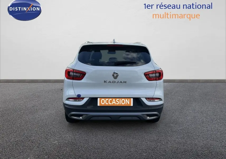 Vue arrière d'un Renault Kadjar blanc nacré métal, avec feux rouges et double sortie d'échappement intégrée.