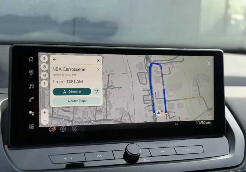 Écran tactile 12,3 pouces du Nissan Qashqai blanc nacré affichant la navigation GPS en intérieur véhicule.