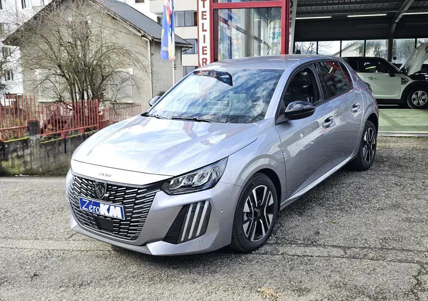 PEUGEOT 208 110 hybrid gris vue 3/4 avant droit, avec calandre distinctive et jantes alliage noires.